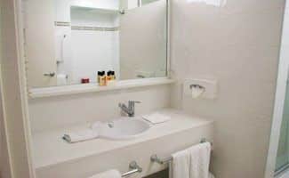 Whitsunday Holiday Apartments bathroom