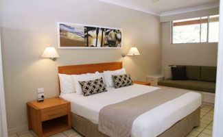 Whitsunday Holiday Apartments bedroom